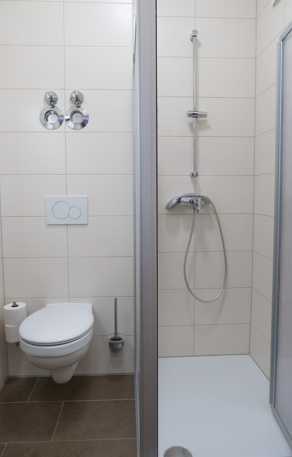 Single room – bathroom with shower and WC
