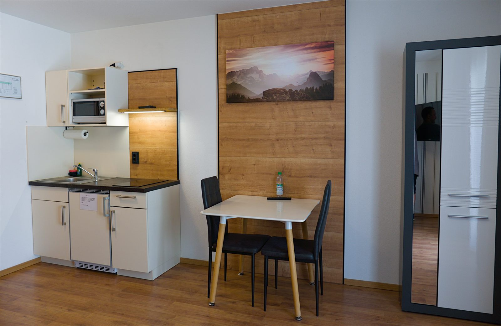 Single room – living and dining area with kitchenette